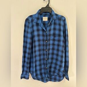 American Eagle Women’s Small Boyfriend Fit Blue Black Flannel Button Down Shirt